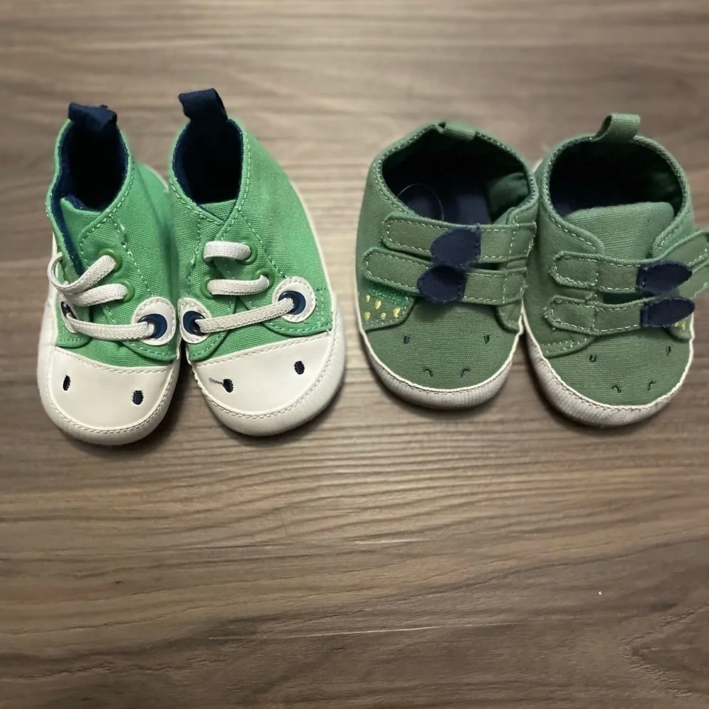 Carter's Green Baby Walker Dinosaur Shoes Set size 0-3M